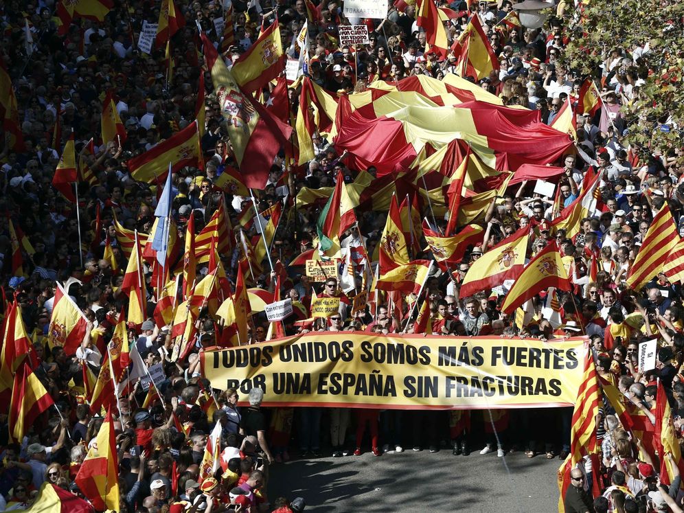 Foto: Manifestación en Barcelona para decir "basta" al 'procés'. (EFE)