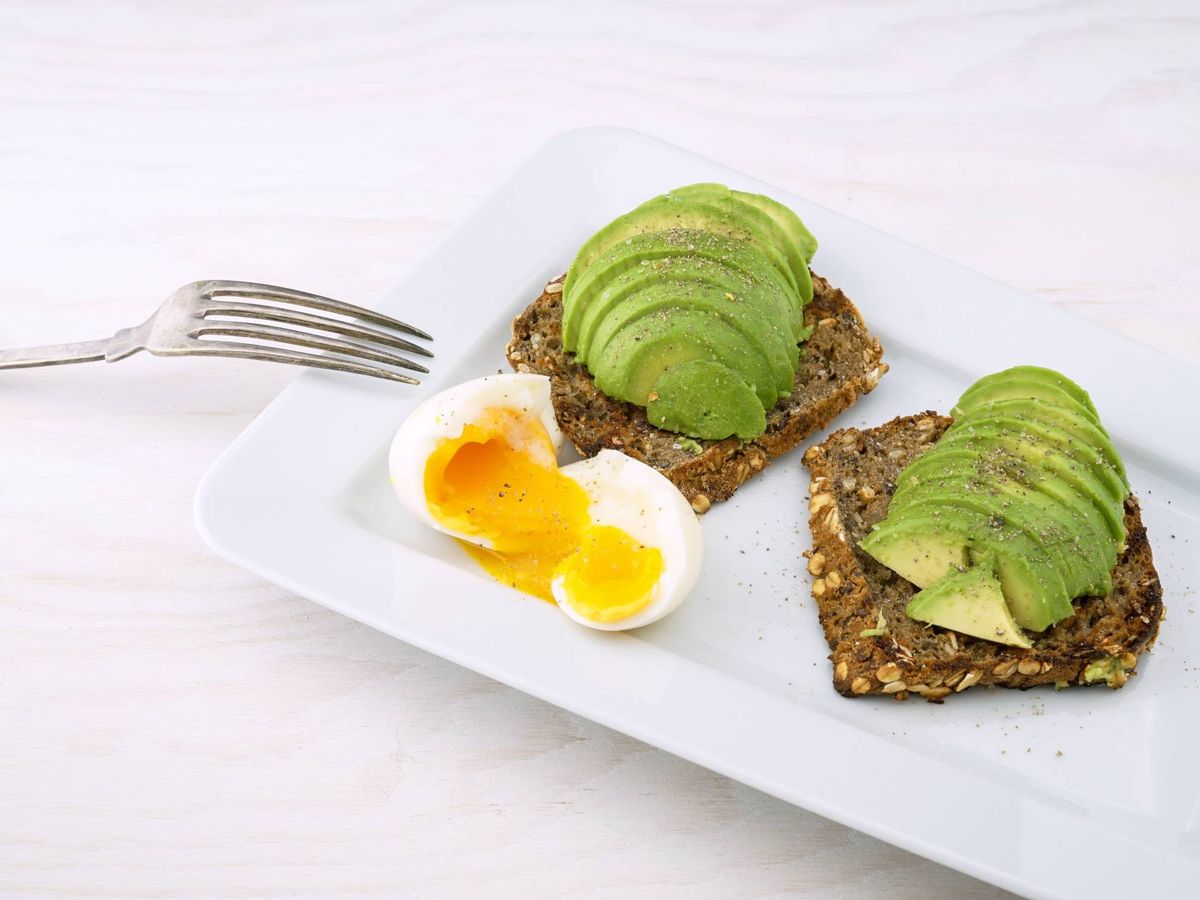 Foto: El aguacate y el huevo son buenos alimentos para desayunar y adelgazar (Wesual Click para Unsplash)