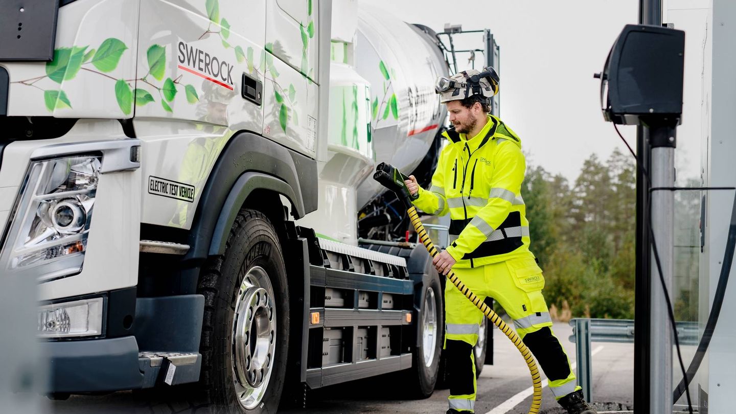 Volvo Trucks ya prepara sus camiones eléctricos de gran tonelaje con hasta 300 km de autonomía. 