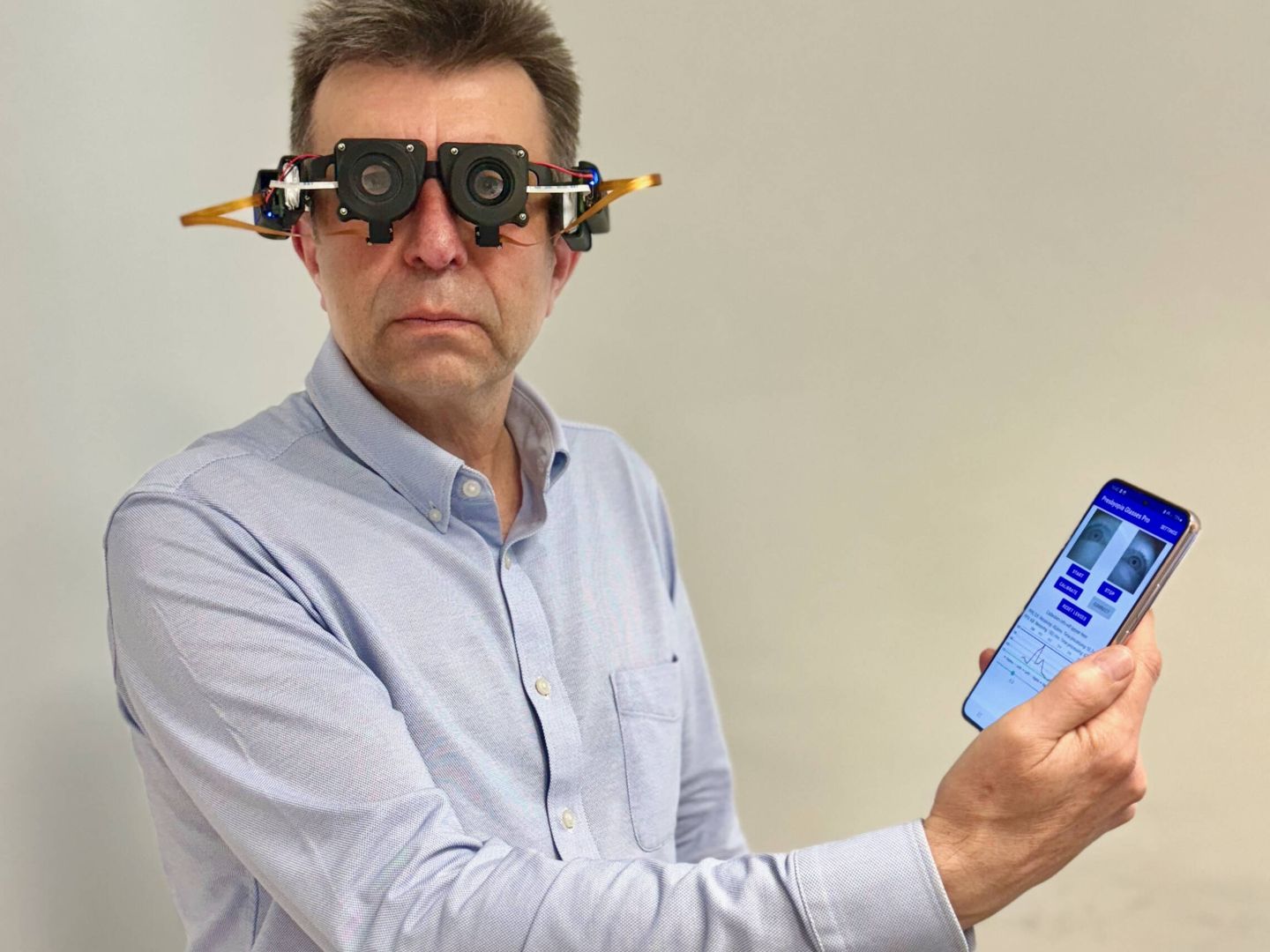 El catedrático Pablo Artal con el prototipo de gafas optoelectrónicas desarrolladas en la Universidad de Murcia. (Cedida)
