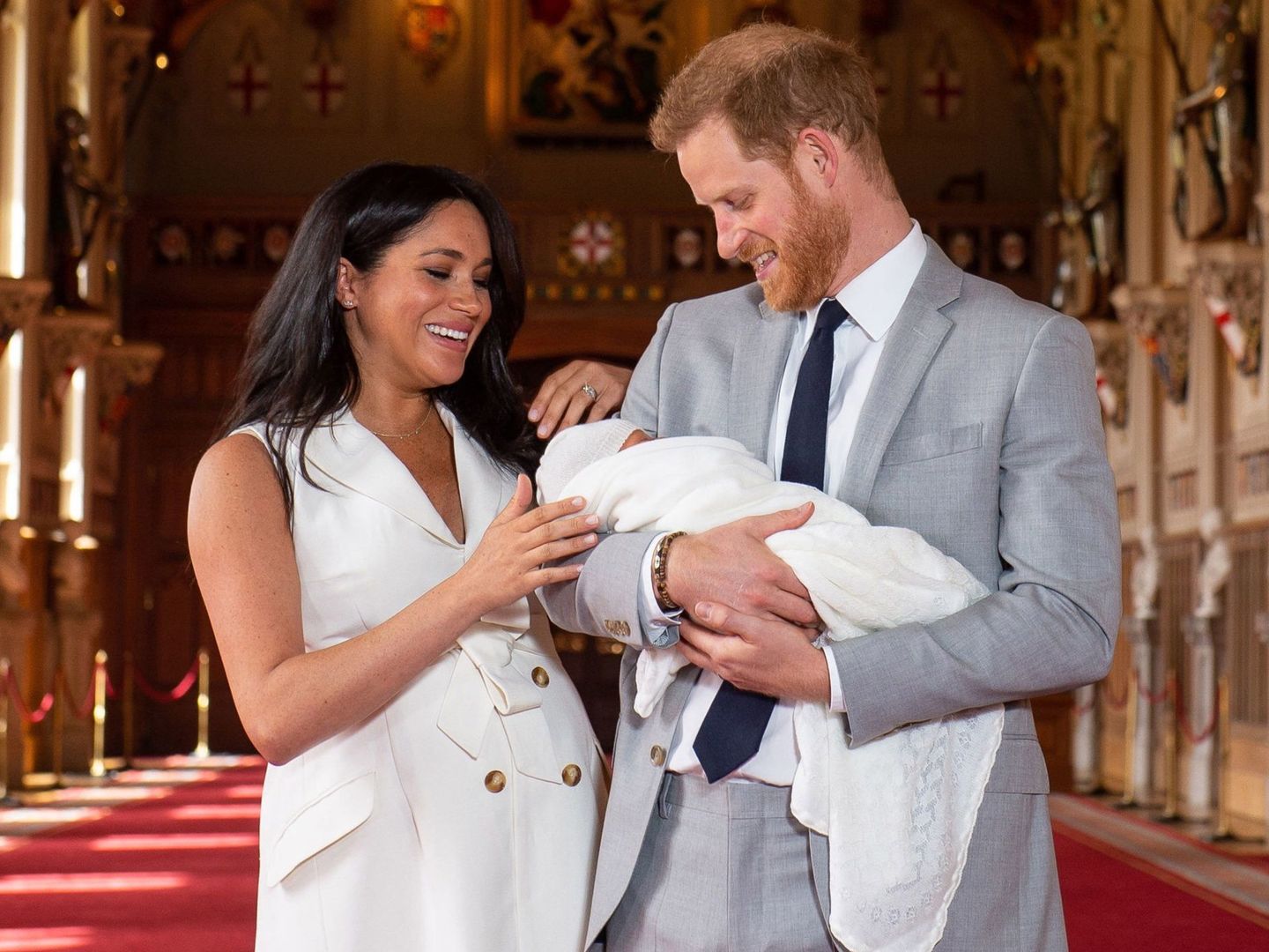 Meghan y Harry posan junto a su recién nacido. (Reuters)