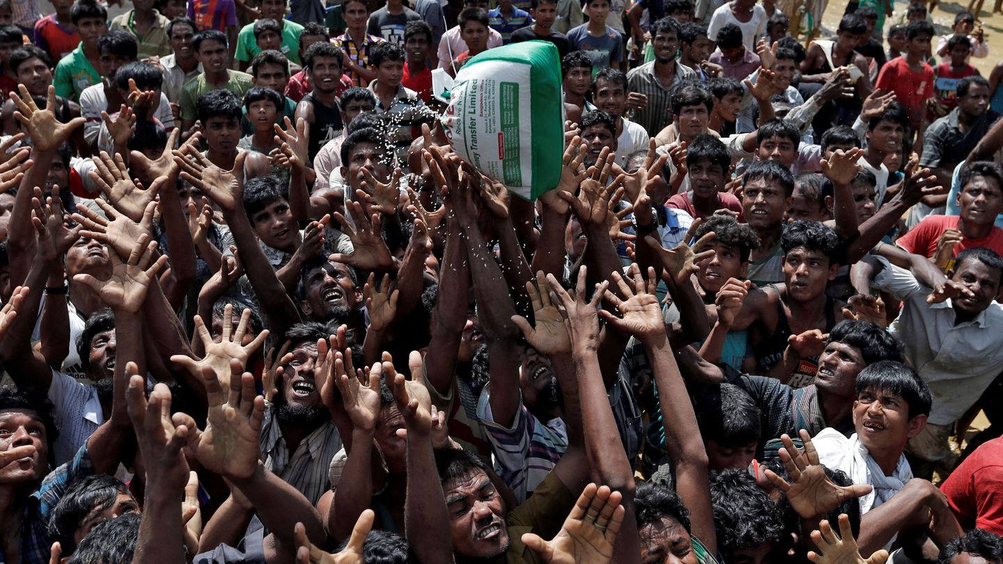 Refugiados rohingyá reaccionan a la distribución de ayuda humanitaria en Cox's Bazar, Bangladesh, el 21 de septiembre de 2017. (Reuters)