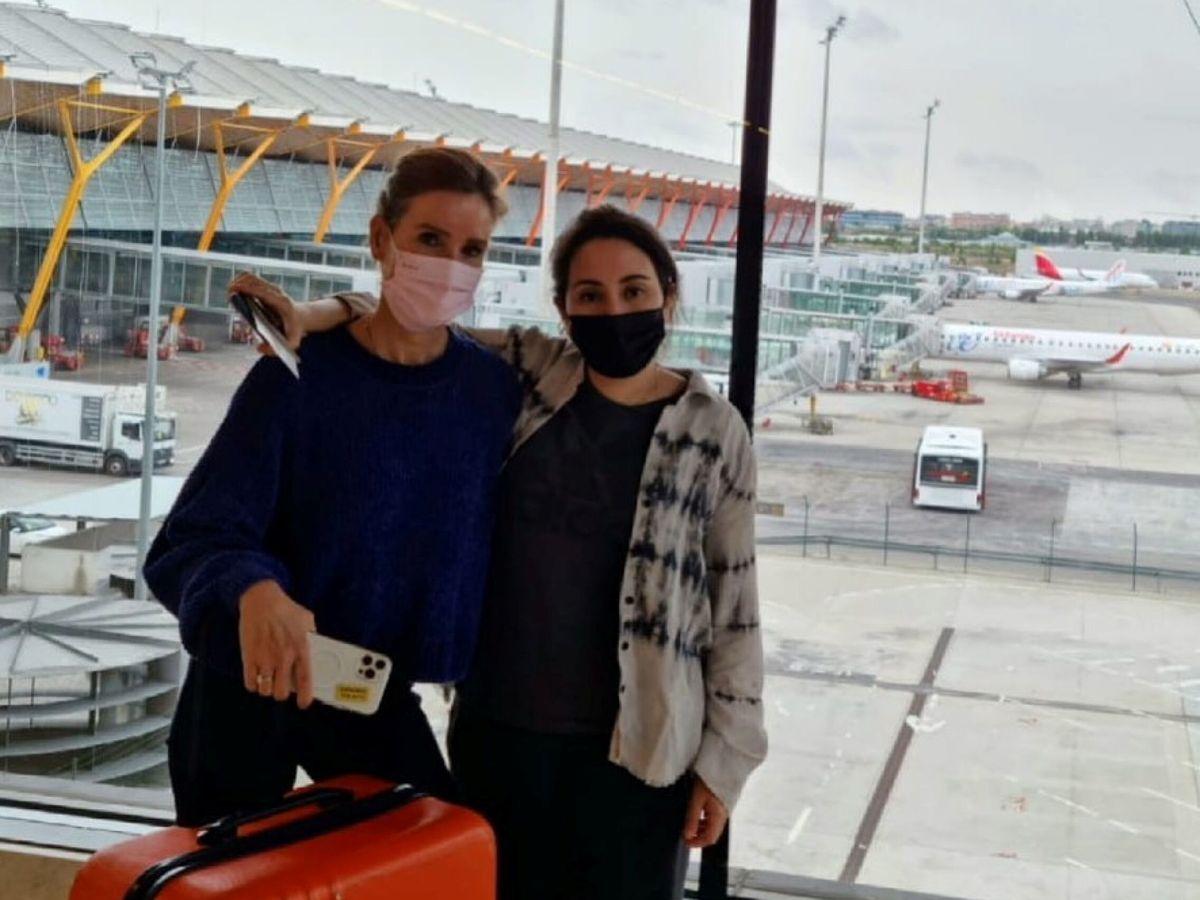 Foto: Latifa, con su amiga Sioned Taylor en el aeropuerto de Madrid. (Redes) 