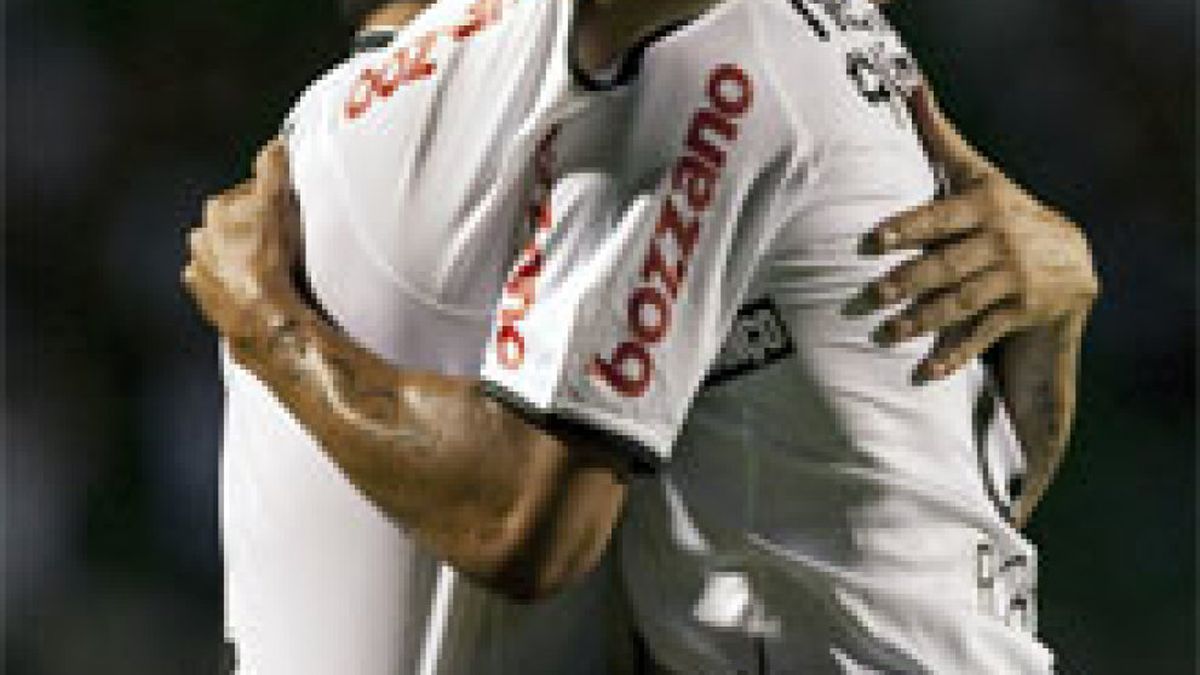 Roberto Carlos tiene más opciones que Ronaldinho de ir al Mundial