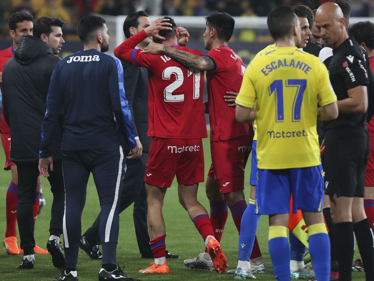 Foto: Los jugadores del Cádiz acabaron indignados. (EFE/Román Ríos)