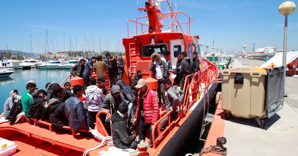 Foto: Rescatados 41 inmigrantes en las costas gaditanas (Efe)