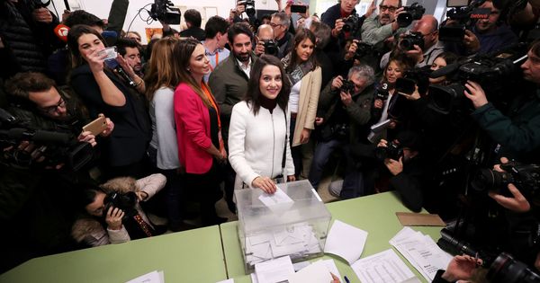 Foto: La líder de Ciudadanos en Cataluña, Inés Arimadas, vota en Barcelona. (Reuters)