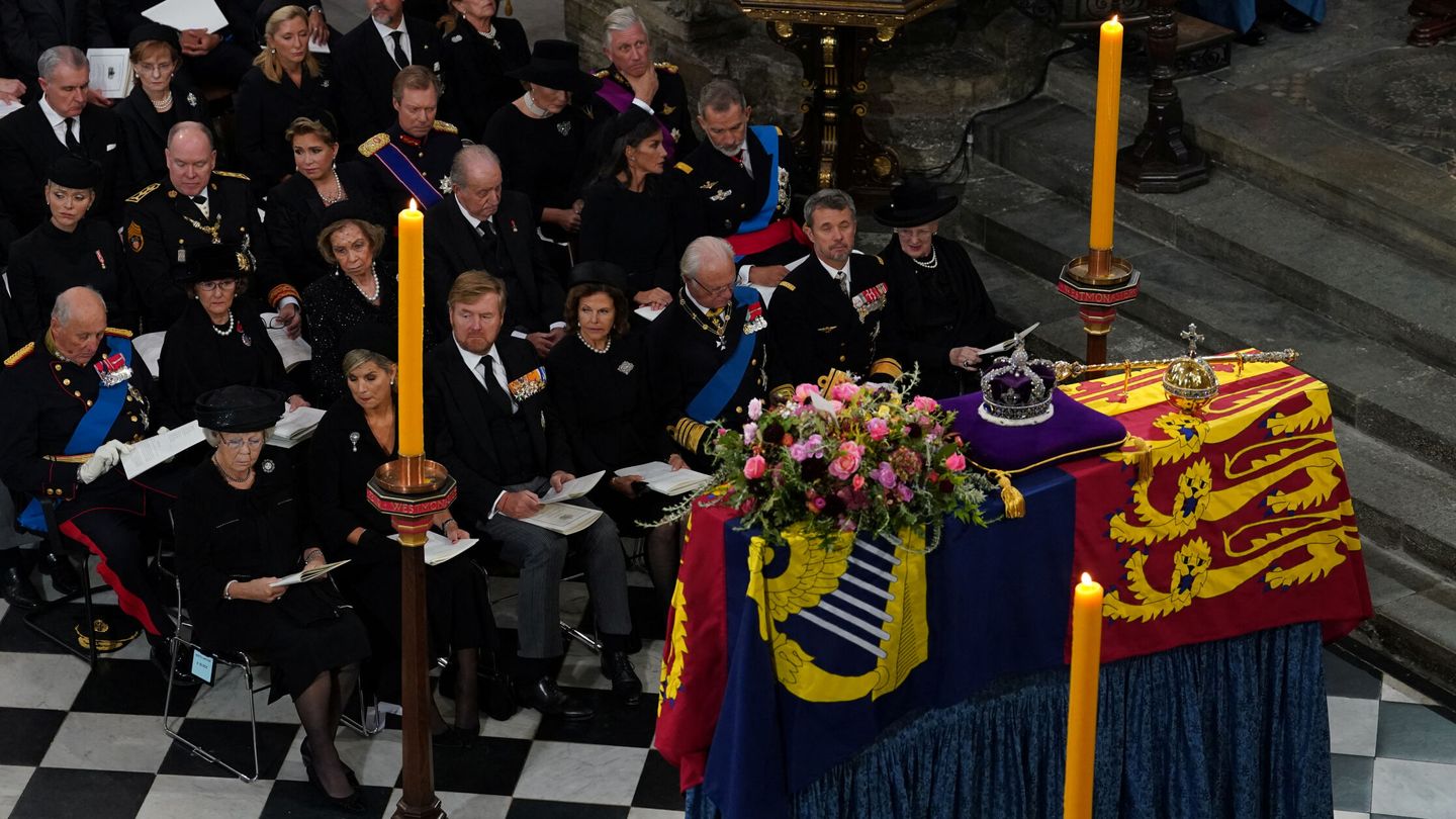 Los miembros de la realeza, ante el féretro de Isabel II. (Reuters/Gareth Fuller)