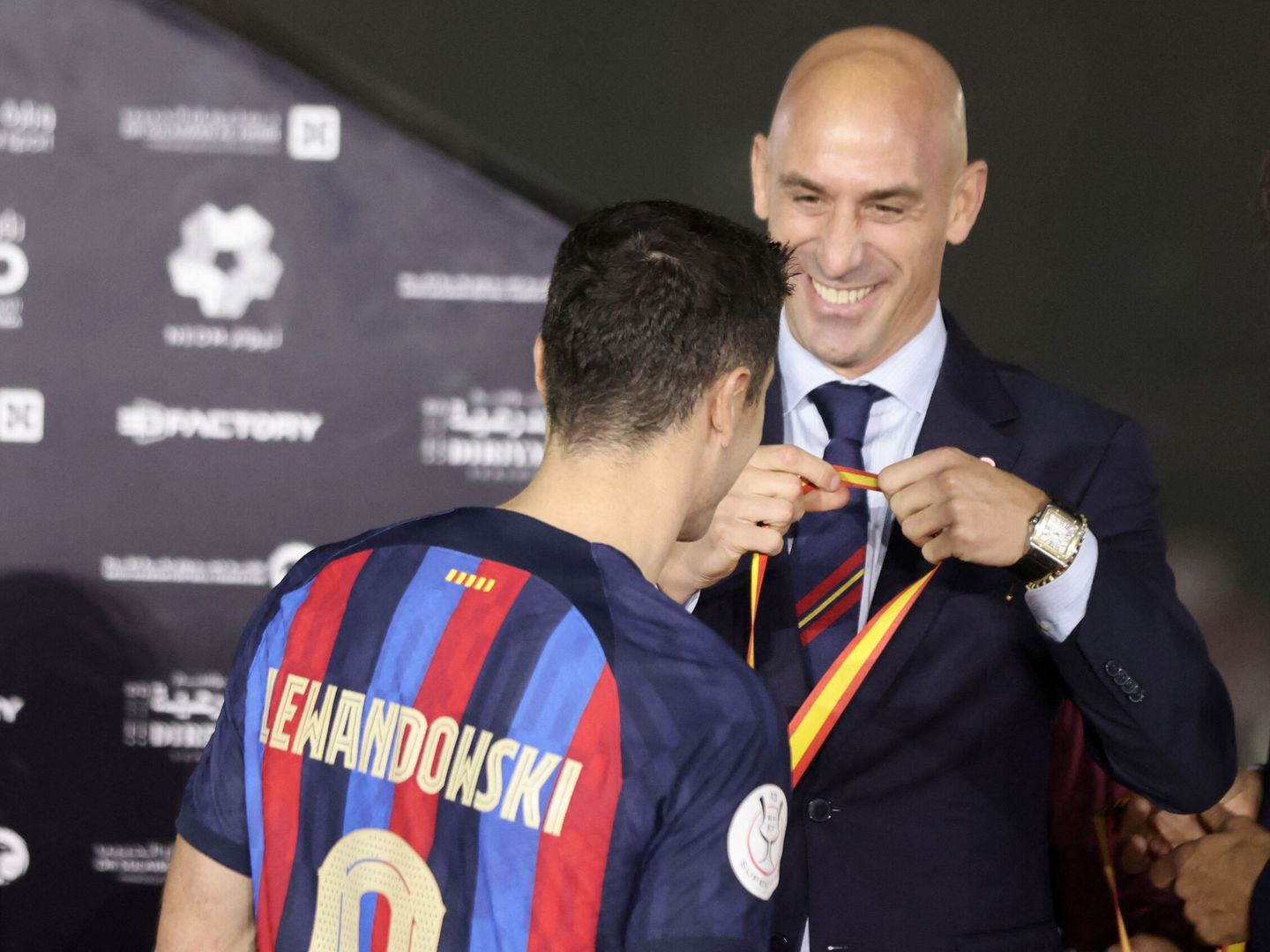 Rubiales entrega la medalla de la Supercopa a Robert Lewandowski. (Reuters/Ahmed Yosri)