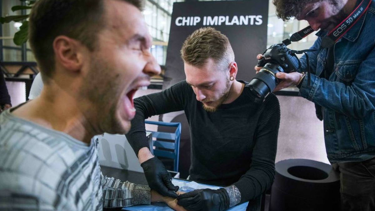 El paraíso de los implantes: por qué miles de personas en Suecia llevan chips bajo la piel