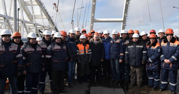 Foto: Vladimir Putin durante una visita a las obras del puente de Crimea sobre el estrecho de Kerch, el 14 de marzo de 2018. (Reuters)