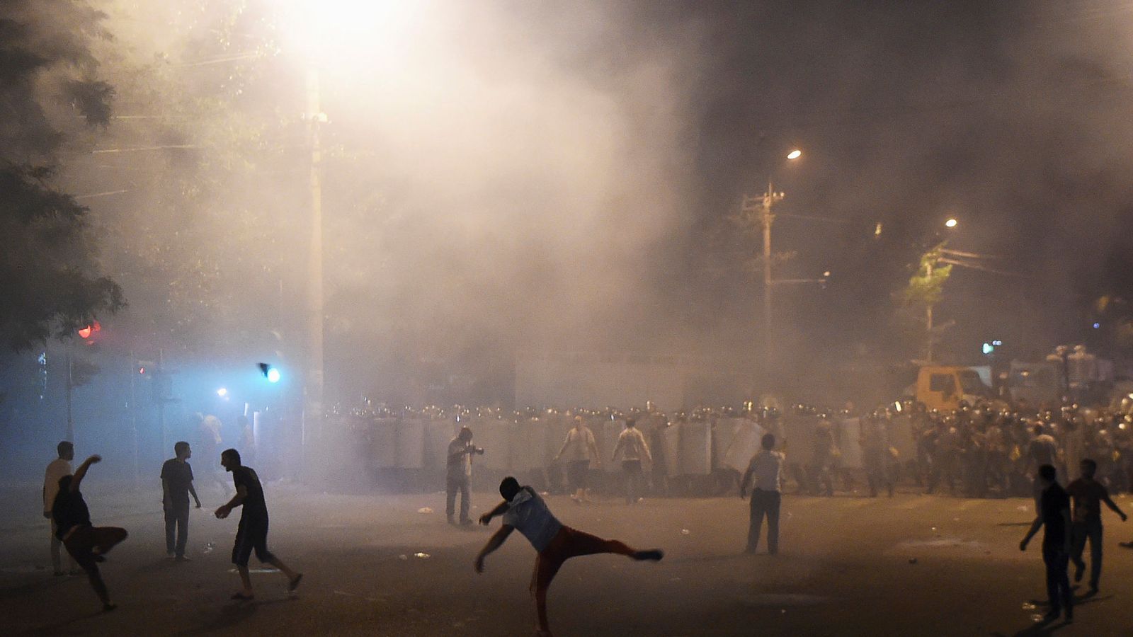 Foto: Disturbios en Ereván, la capital de Armenia, en apoyo de un grupo armado que tomó una comisaría de policía, el 20 de julio de 2016 (Reuters)
