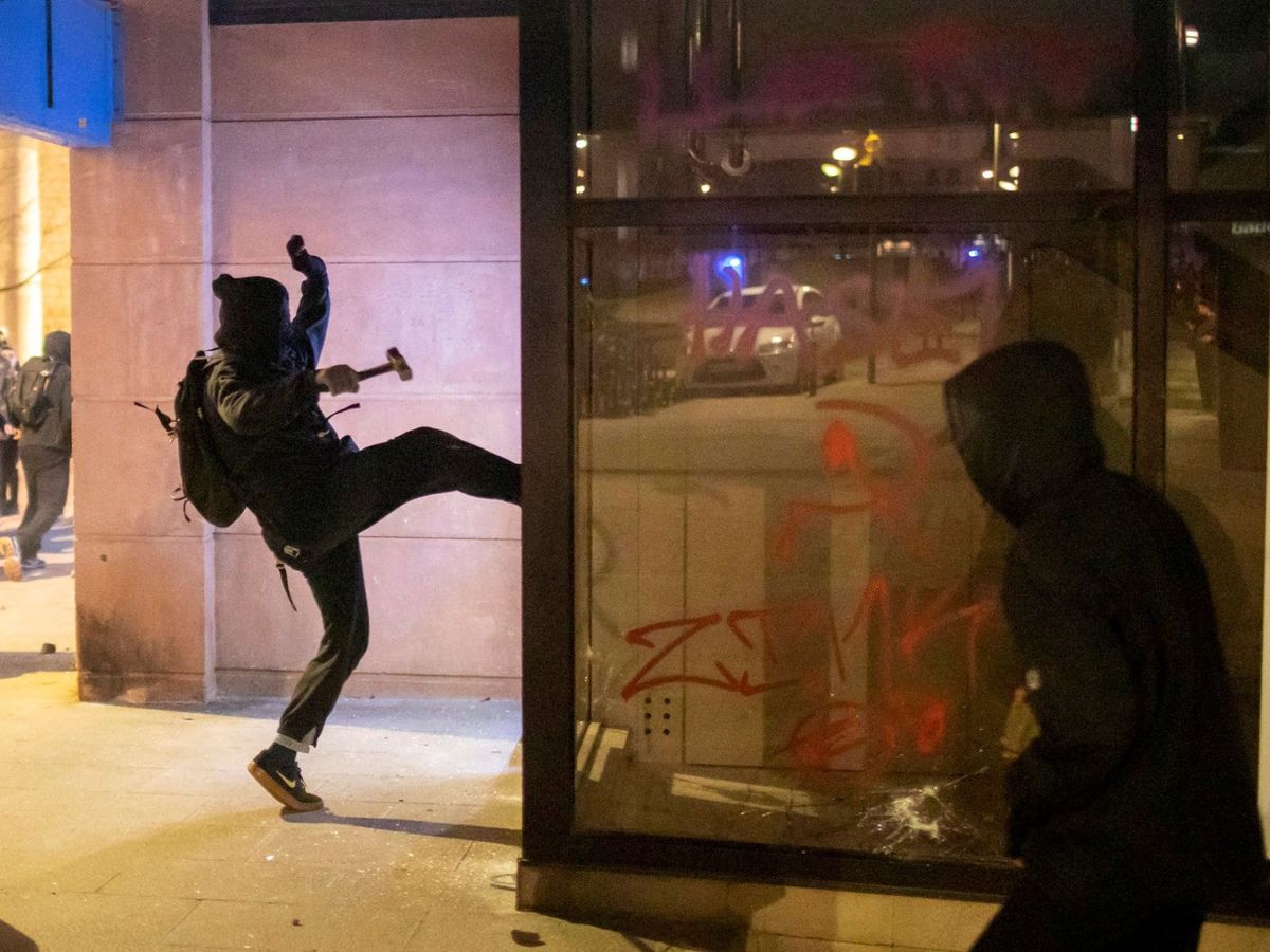 Foto: Un violento manifestante durante los actos vandálicos de Girona tras las detención de Pablo Hasél. (EFE)