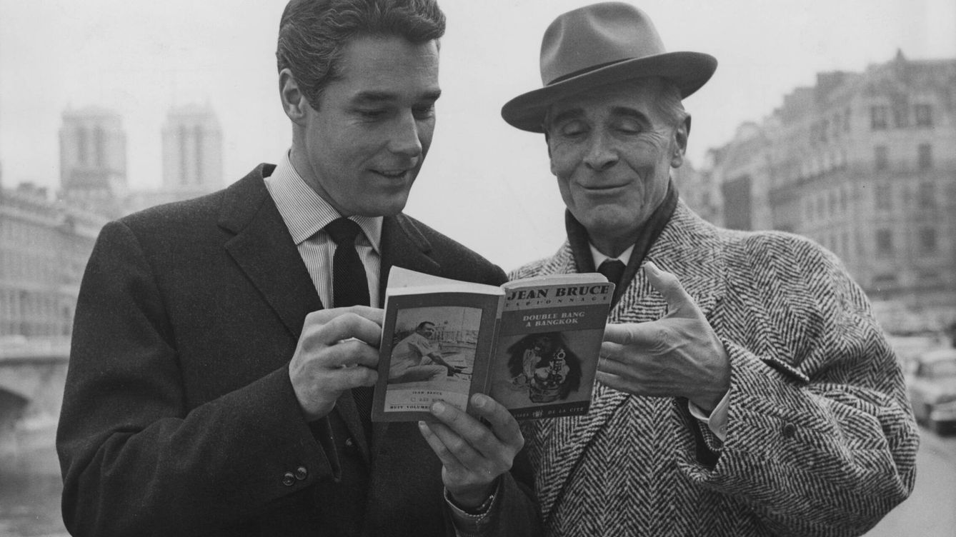 Foto: El actor Kerwin Mathews (izquierda) y el director André Hunebelle leyendo en París en los años 60. (Keystone/Hulton Archive/Getty Images)