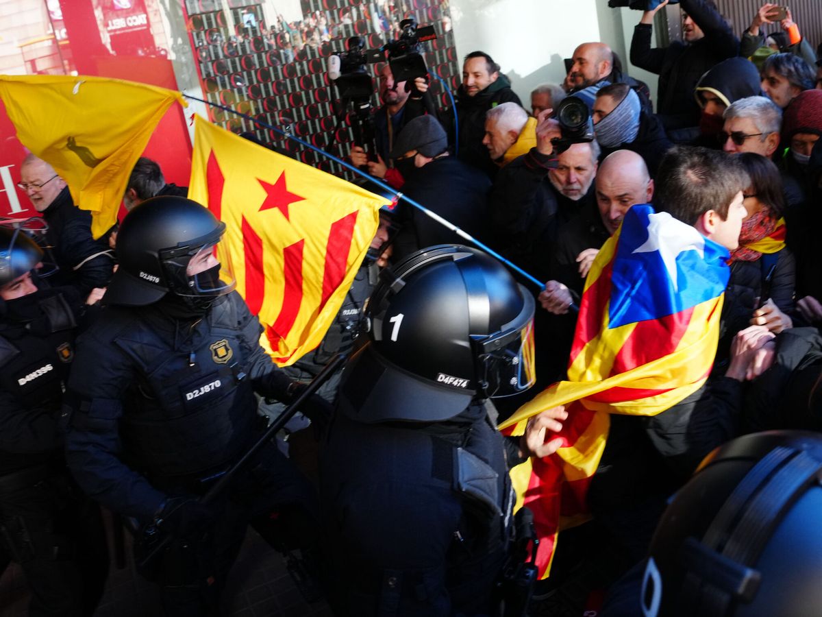Foto: Manifestación contra la cumbre hispano-francesa. (EFE/Enric Fontcuberta)