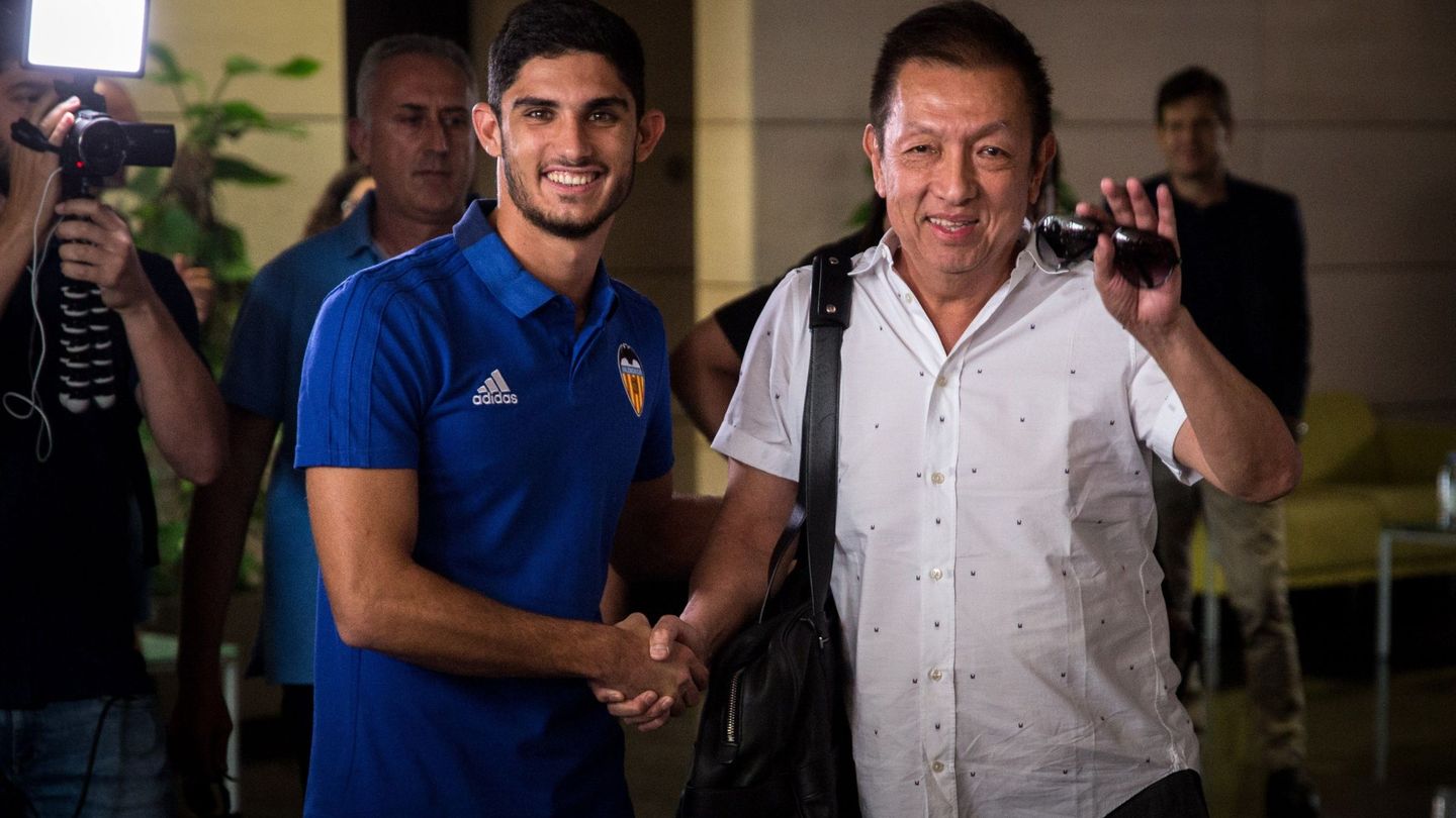 Peter Lim (d), con Guedes. (EFE)