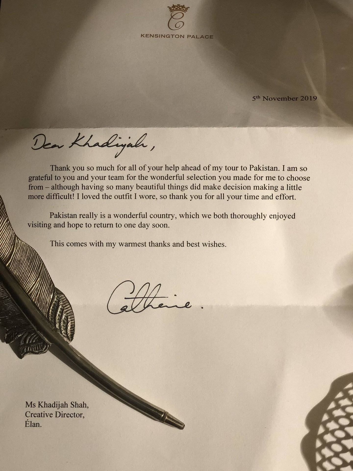 Carta enviada a Khadijah Shah, firmada por Kate Middleton. (Redes sociales: @khadijah_shah)