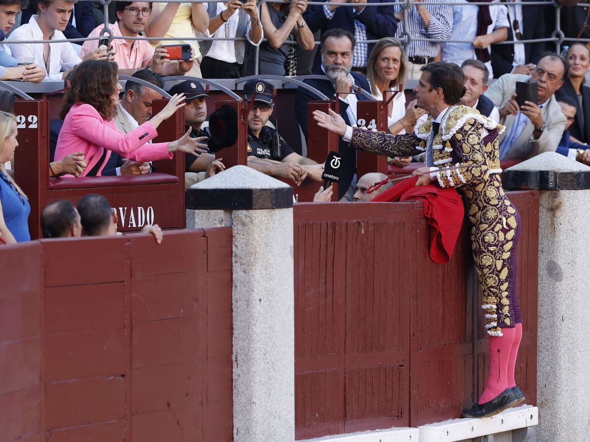 Foto: El Juli, brindando un toro a Ayuso el sábado pasado en Las Ventas. (EFE/Juanjo Martín)