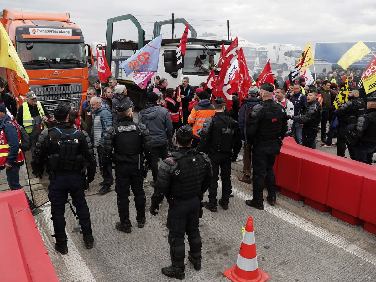 Foto: Protestas en la frontera de los sindicatos franceses. (EFE/Guillaume Horcajuelo)