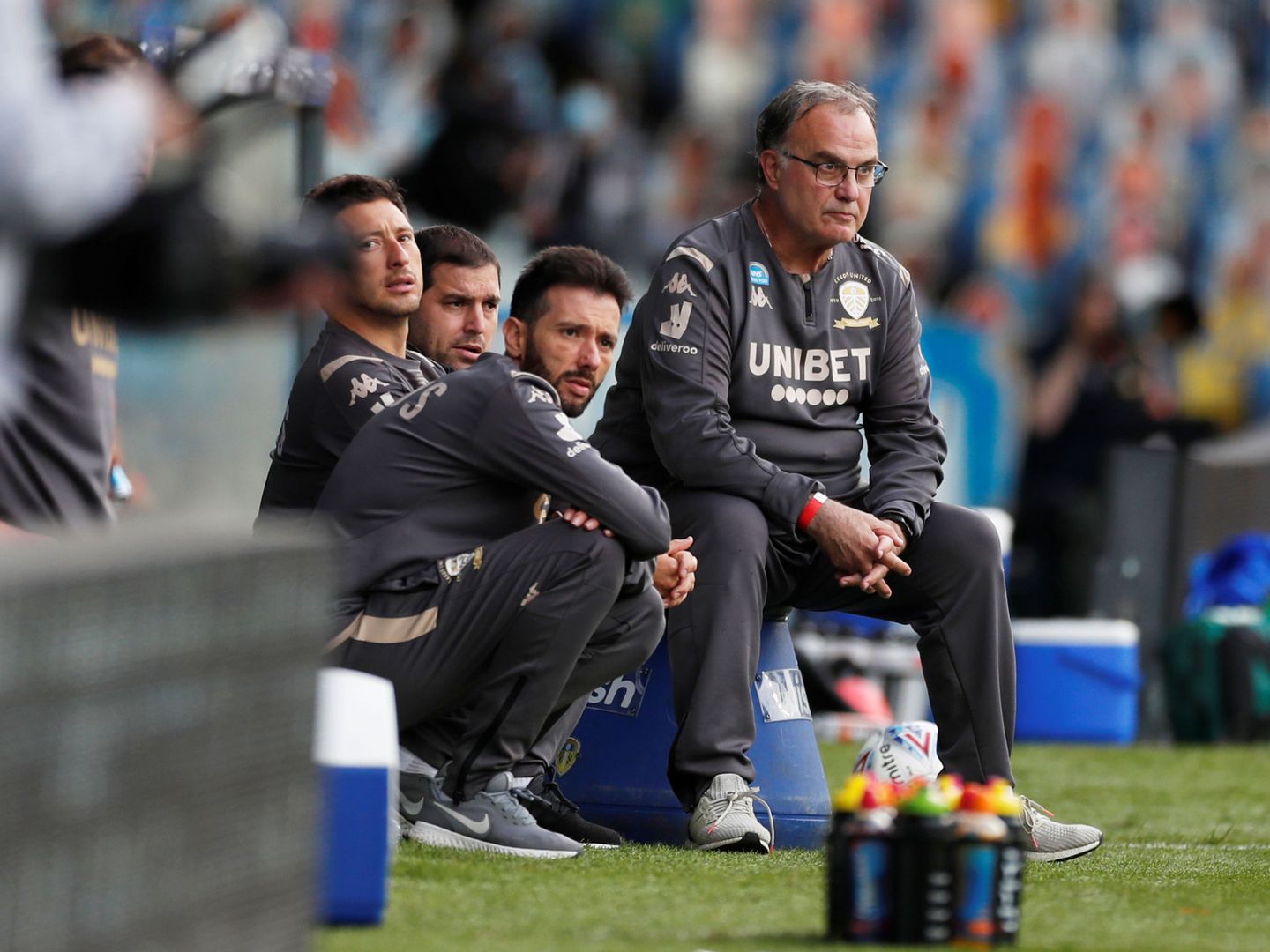 Bielsa observa el partido del Leeds sentado sobre una nevera. (Reuters)