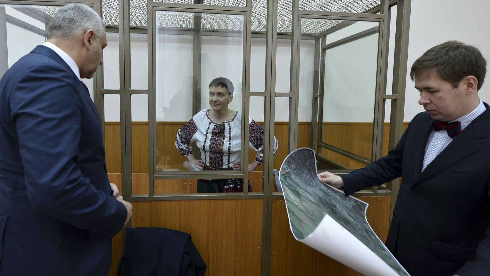 Foto: Nadia Savchenko escucha a sus abogados durante una sesión de su juicio en Rusia, en marzo de 2016 (Reuters)