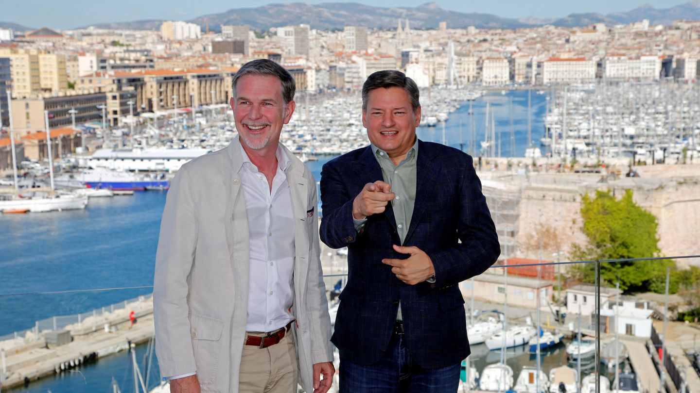Reed Hastings, cofundador y CEO de Netflix, junto a Ted Sarandos, jefe de contenidos posan en Marsella. REUTERS Jean-Paul Pelissier
