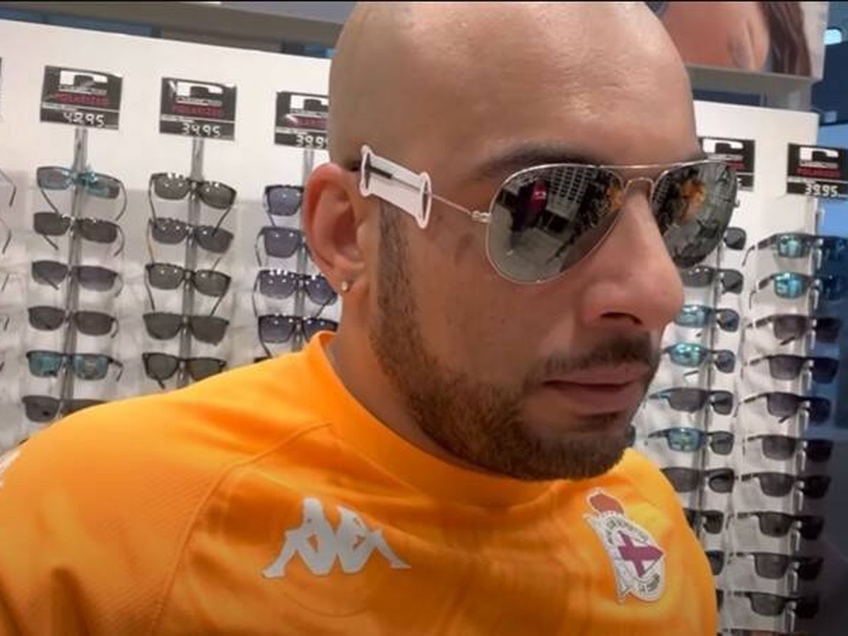 Foto: Borja Escalona lo vuelve a hacer: roba unas gafas en directo cuando se niegan a regalárselas (YouTube)