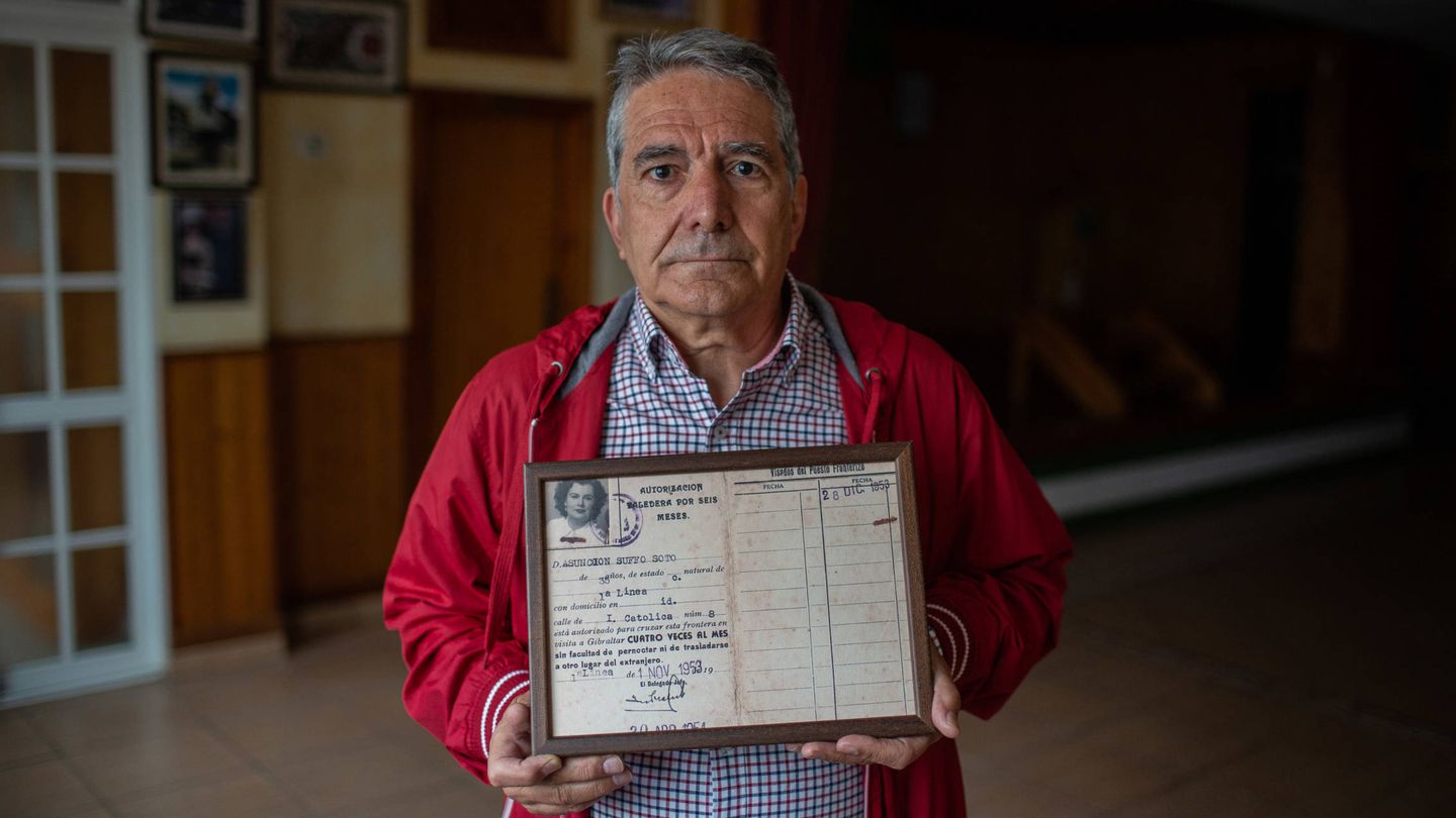Juan José Uceda sostiene un visado de 1953. (F. Ruso)
