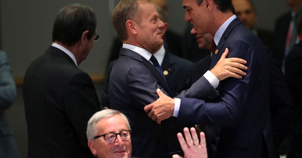 Foto: Donald Tusk, presidente del Consejo, saluda a Pedro Sánchez, presidente del Gobierno español. (Reuters)