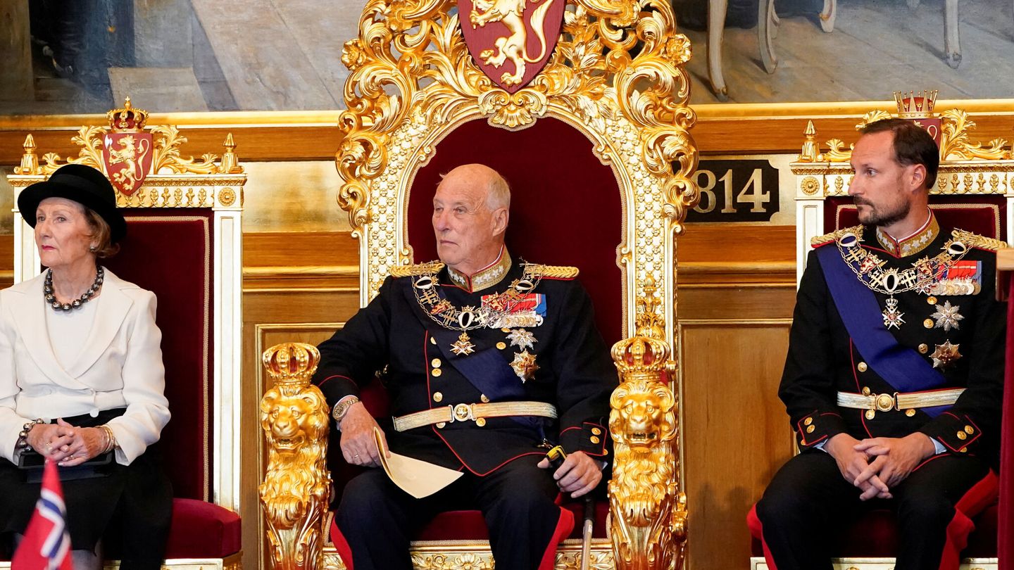 El rey Harald, junto a la reina Sonia y el príncipe Haakon. (Reuters/Torstein Boe) 