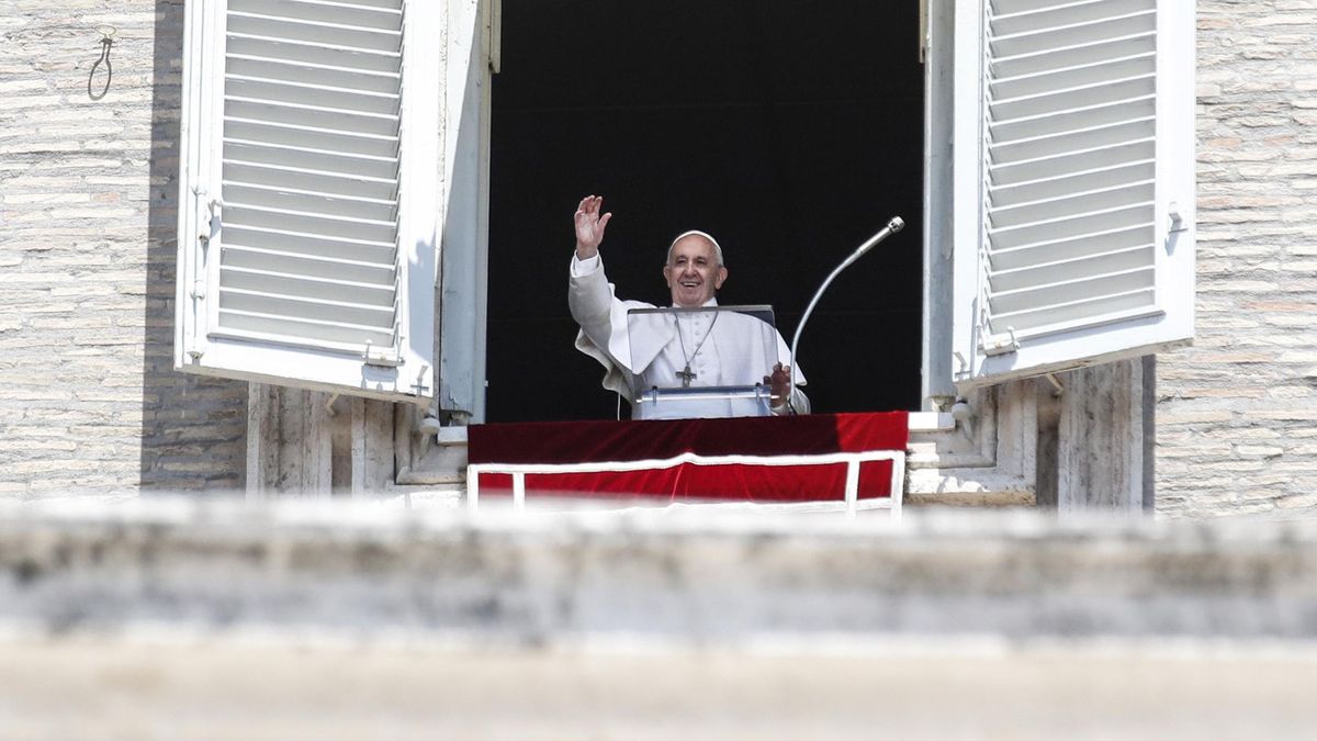 El Vaticano desautoriza al nuncio que acusó al Gobierno de "resucitar" a Franco
