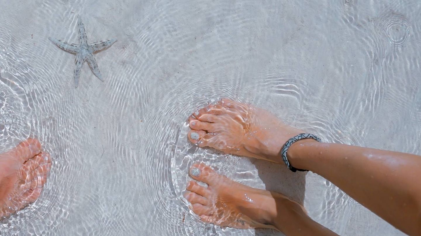 Tus pies sobre la arena y bajo el agua. (Toa Heftiba para Unsplash)