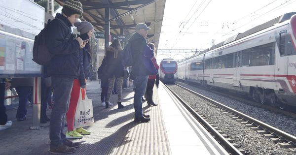 Foto: Pasajeros esperan la llegada de un tren de la c3 (M.Z.)