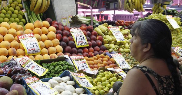 Foto:  Puesto de fruta en el Mercado Maravillas de Madrid. (EFE)