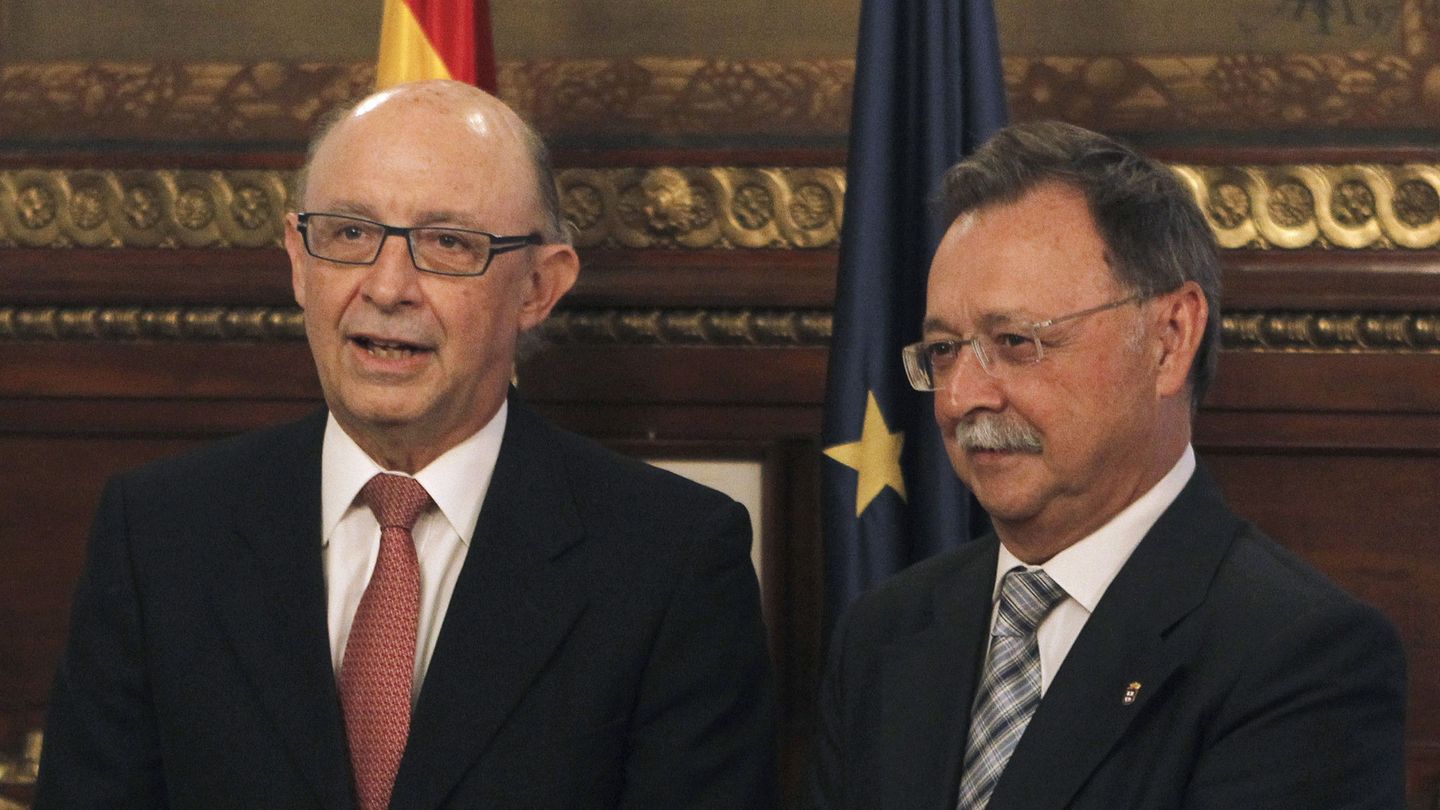 El ministro de Hacienda, Cristóbal Montoro, y el presidente de Ceuta, Juan Jesús Vivas. (EFE)