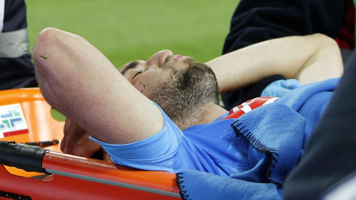 Gonzalo Higuaín sufre un fuerte golpe en el tobillo y tiene que marcharse en camilla