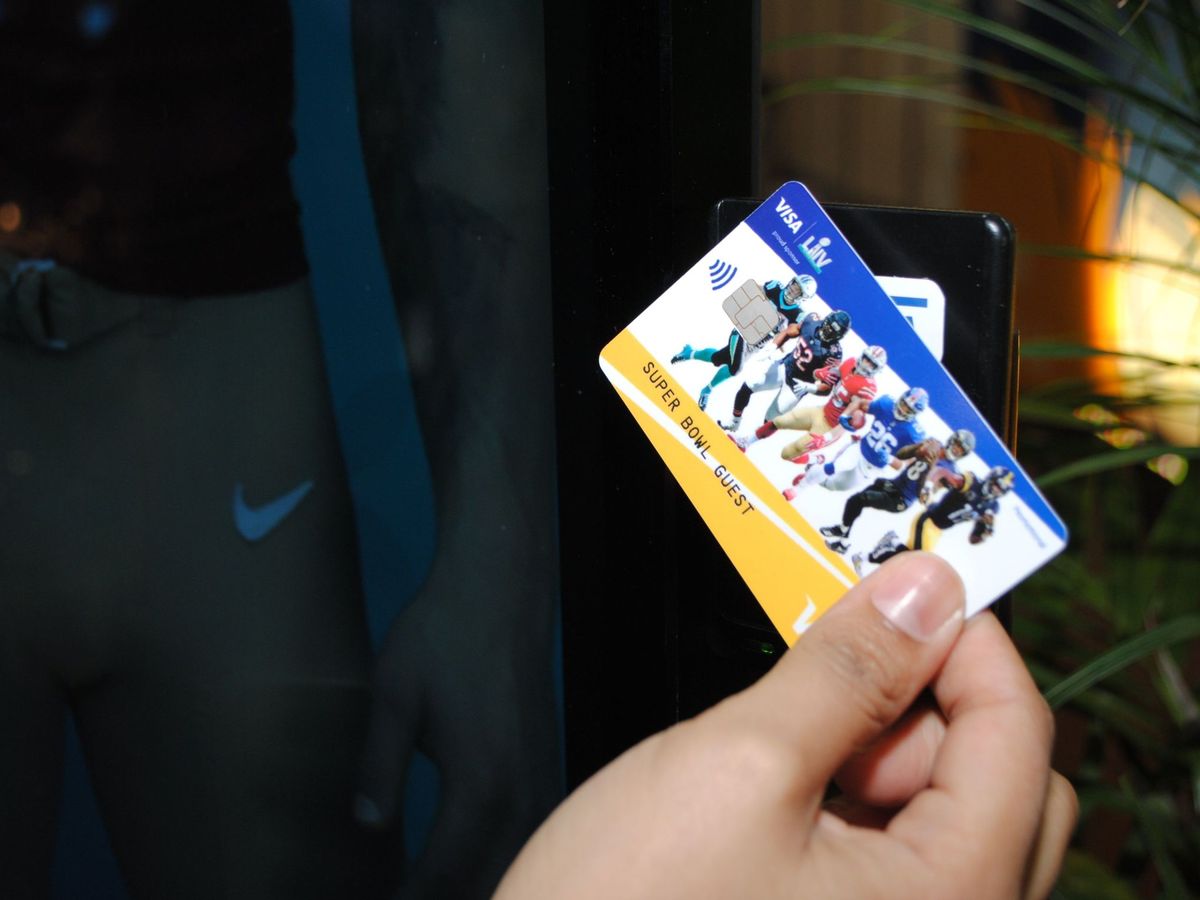 Foto: Una persona muestra una tarjeta de crédito. (EFE)