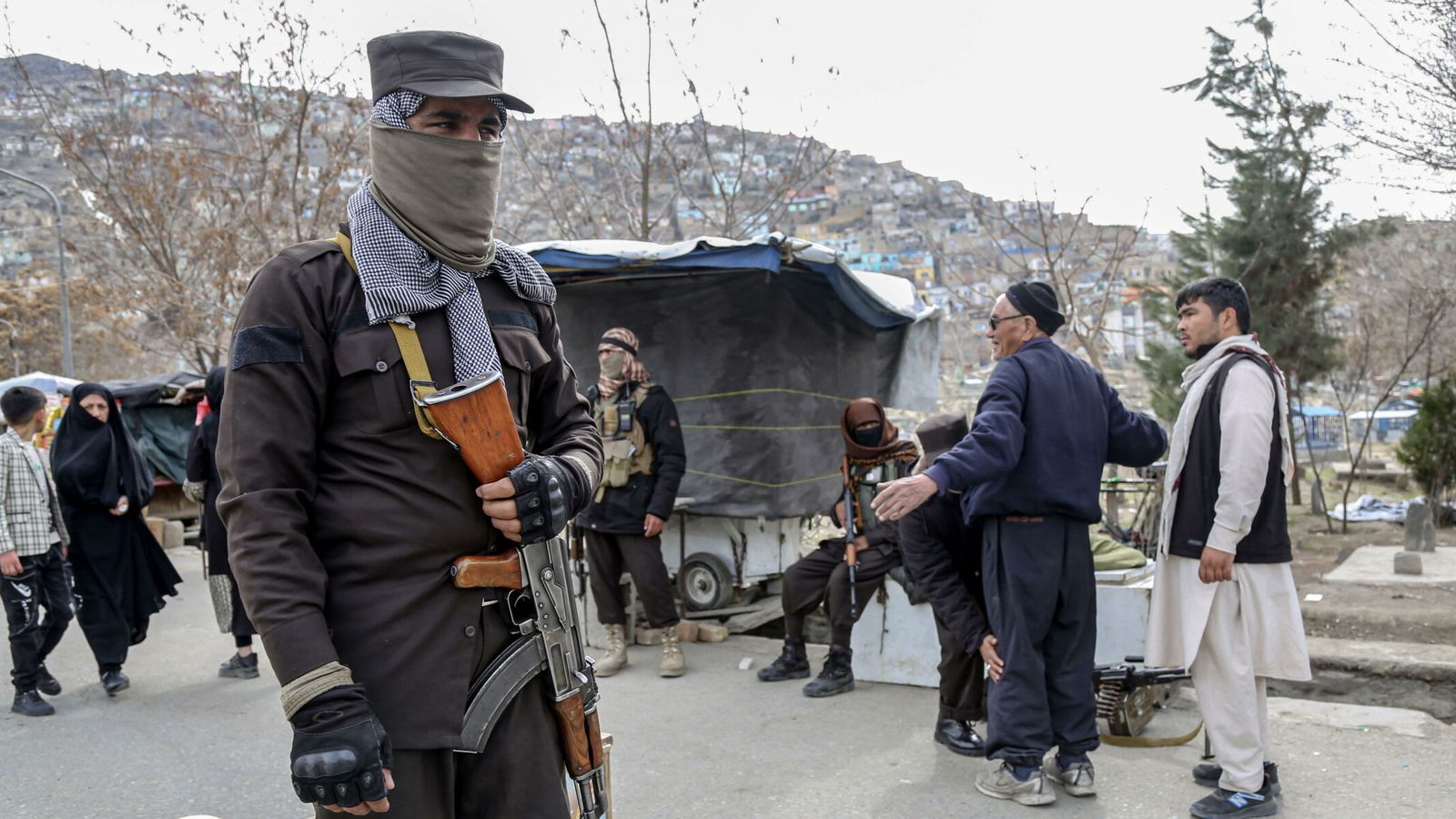 Miembros de seguridad talibanes montan guardia durante el Nowruz. (EFE) 