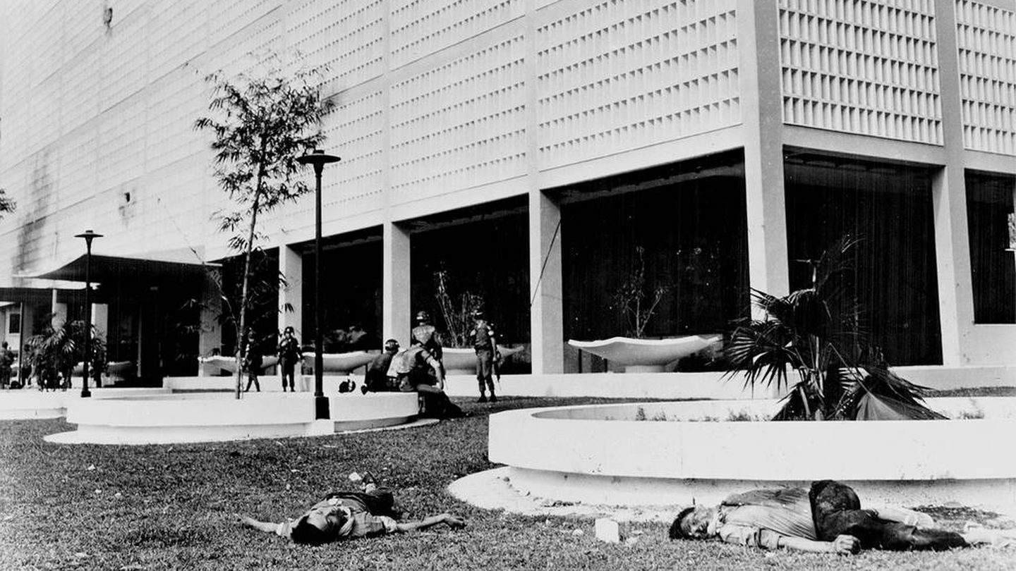 Escena tras el asalto al complejo diplomático estadounidense en Vietnam en 1968