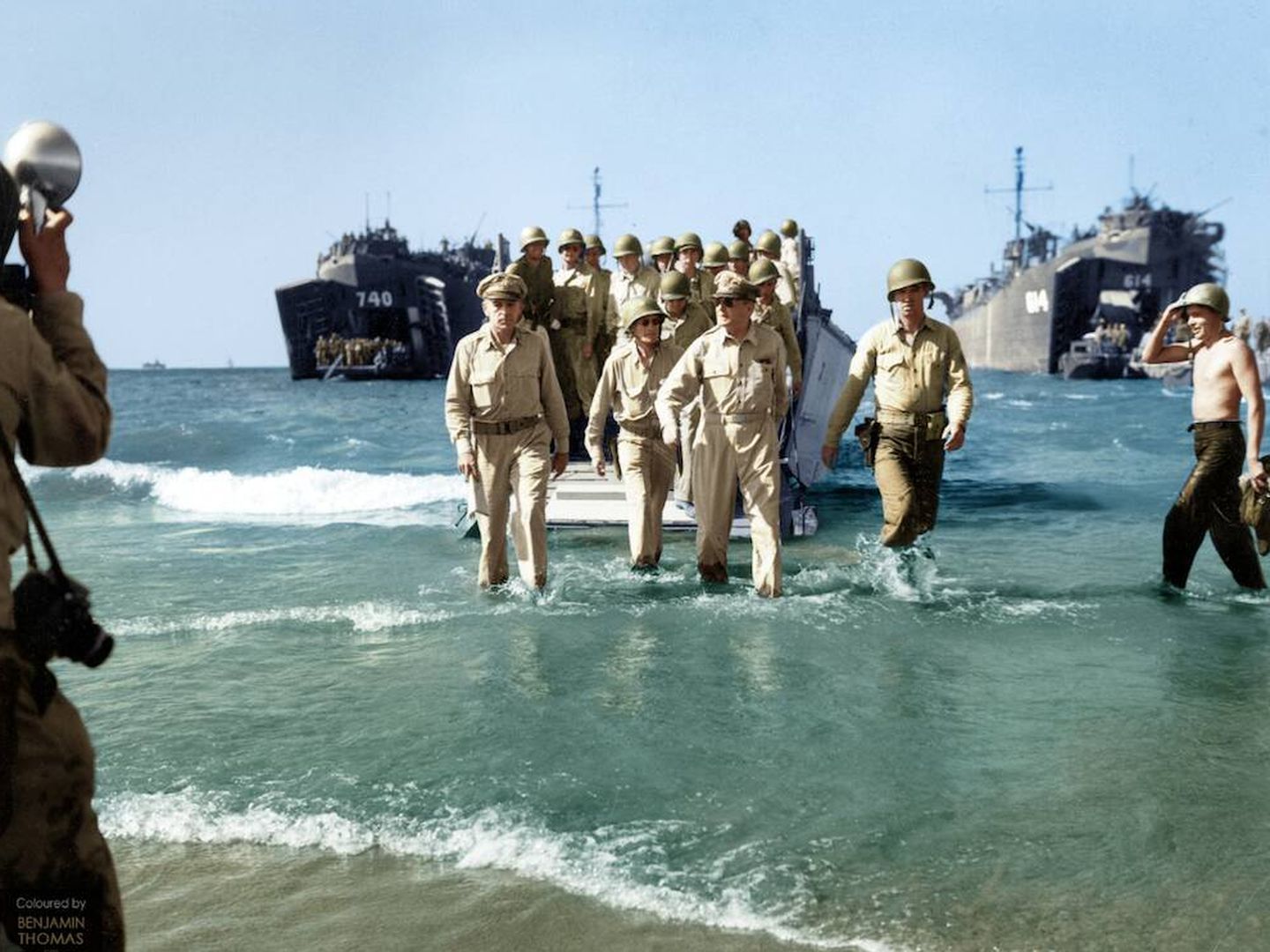 El general Mac Arthur desembarca en la playa de Lingayen en febrero de 1945.