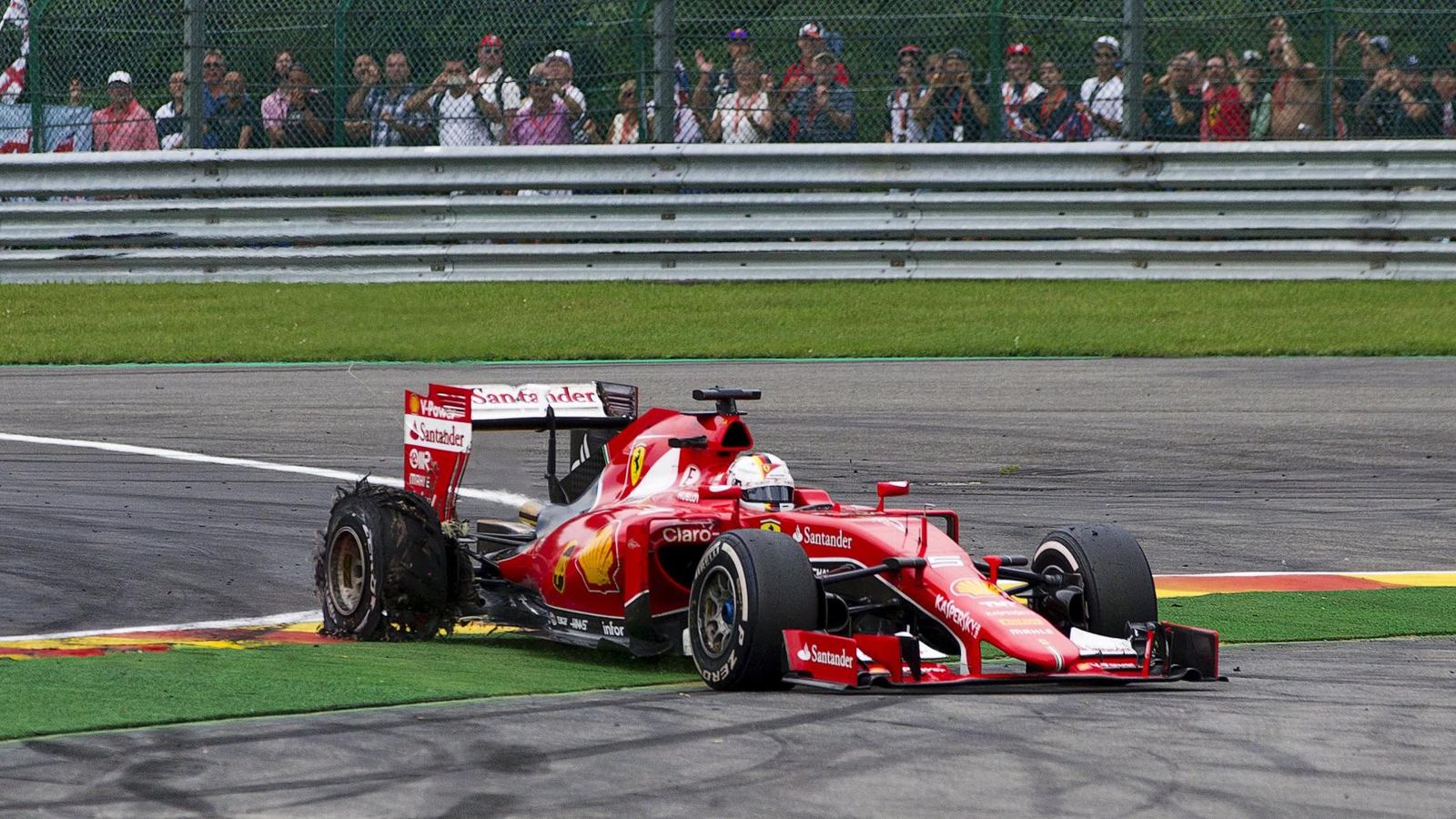 Foto: Sebastian Vettel tras estallar su neumático (Reuters)