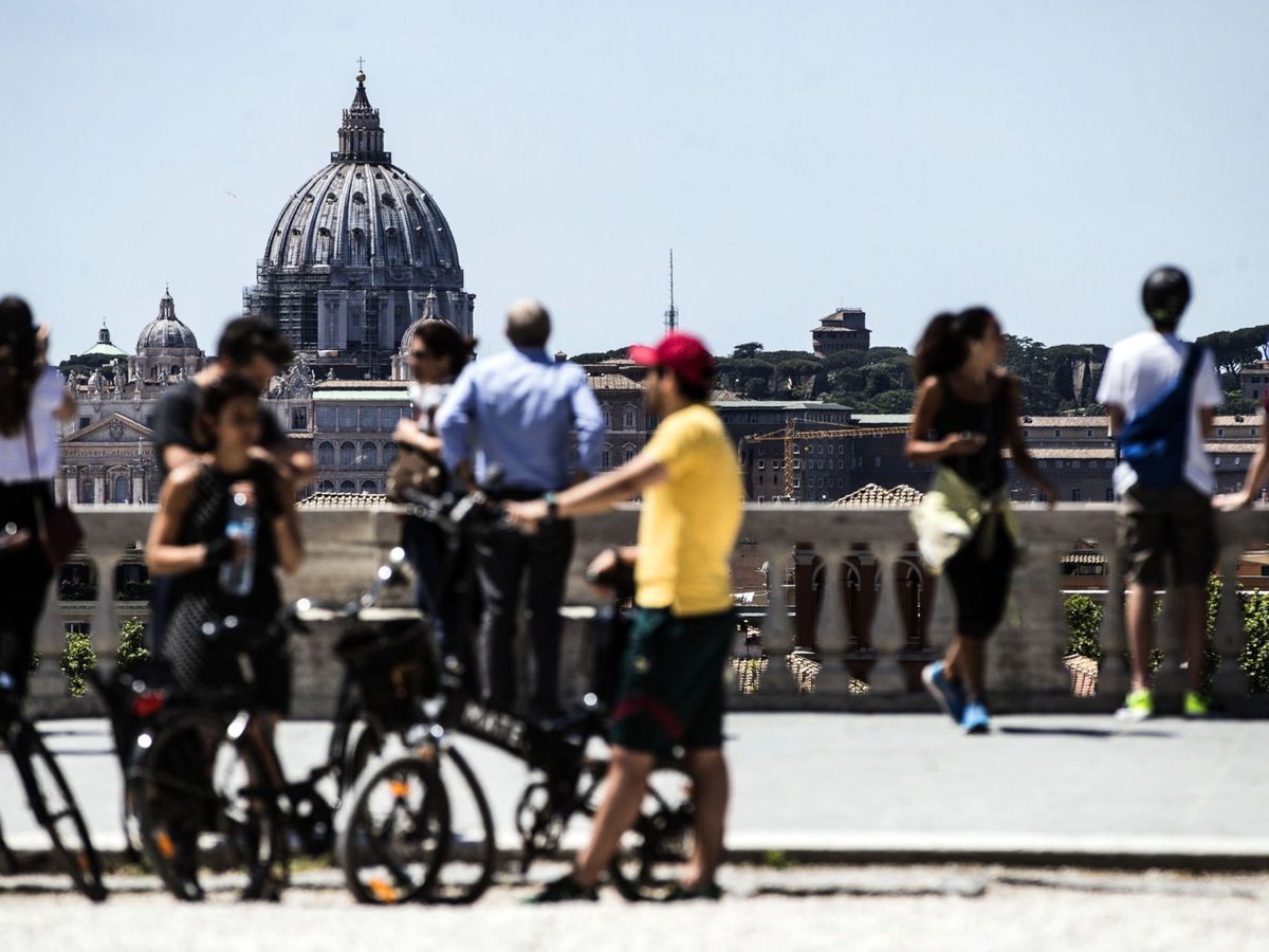 Foto: La gente sale en Roma. EFE
