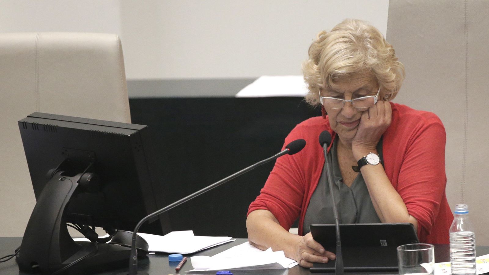 Foto: La alcaldesa Manuela Carmena, durante el pleno municipal del Ayuntamiento de Madrid este miércoles. (EFE)