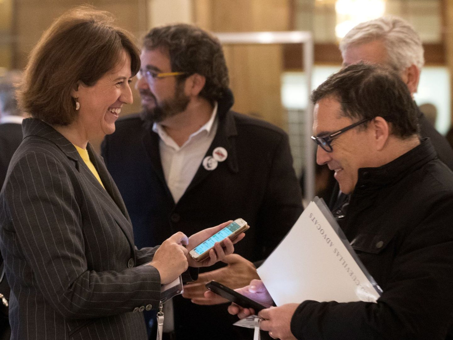 La presidenta de la ANC, Elisenda Paluzie (i), departe con el abogado de Carles Puigdemont, Jaume Alonso, en los pasillos del Parlament. (EFE) 