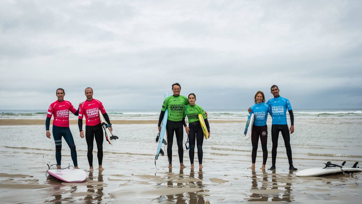 Surfear con manos y oídos: la playa de Pantín acoge la única prueba de surf adaptado de España