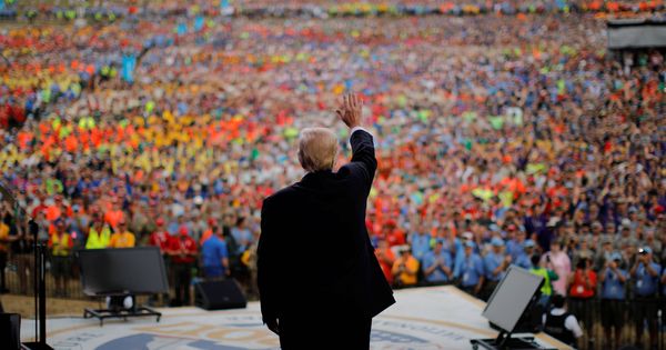 Foto: El presidente Donald Trump saluda al público tras ofrecer un discurso en la Cumbre Bechtel National Scout Reserve, en Virginia Occidental. (Reuters)