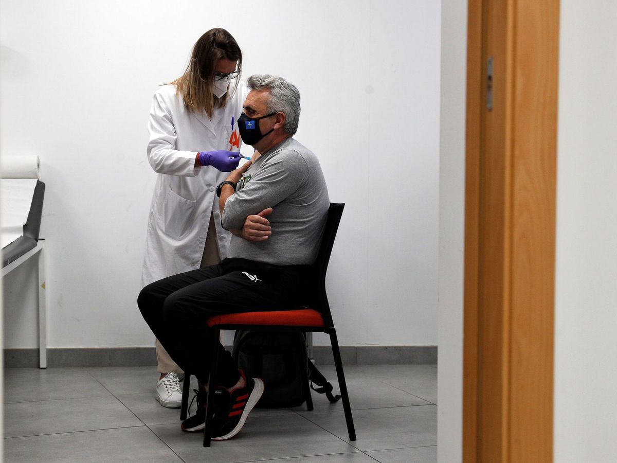 Foto: Cómo pedir cita para la vacuna contra el covid-19 en Andalucía. (Foto: EFE)