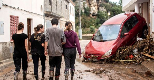 Foto: Vecinos y voluntarios colaboran en la limpieza de las calles de la localidad mallorquina de Sant Llorenç. (EFE)