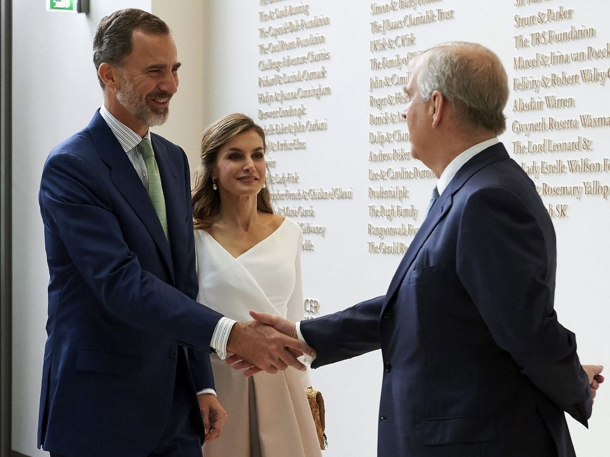 Foto: Los Reyes de España saludan al príncipe Andrés en una visita oficial a Reino Unido. (EFE)