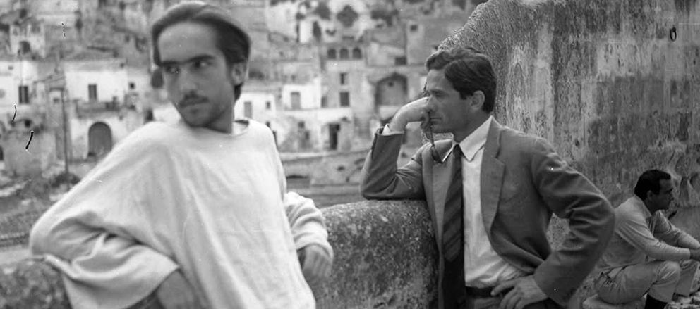 Enrique Irazoqui (Izda.) junto a Pier Paolo Pasolini (Dcha.) en el rodaje de 'El evangelio según San Mateo' (Archivo personal)